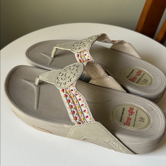 Sketchers Tone Ups Flip Flop Sandal Embroidered Strap grey/tan - Picture 4 of 14